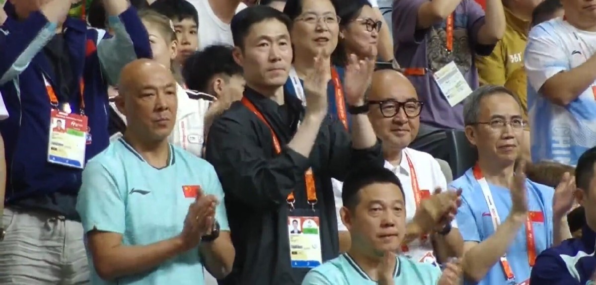 王楚钦被张本智和0:3横扫，国乒亚运男团36年首次丢冠，这件事比比分本身更刺眼。名古屋球馆里日本球迷喊到破音，王楚钦擦完汗把拍子放下那一秒，肩膀是塌的。前面他刚3:2咬回松岛辉空，第四盘却连发抢都被看穿，不是不想赢，是对面张本这次真把“拼国乒”打成了战术。温瑞博19岁被推上决胜盘，1:3输松岛，手在