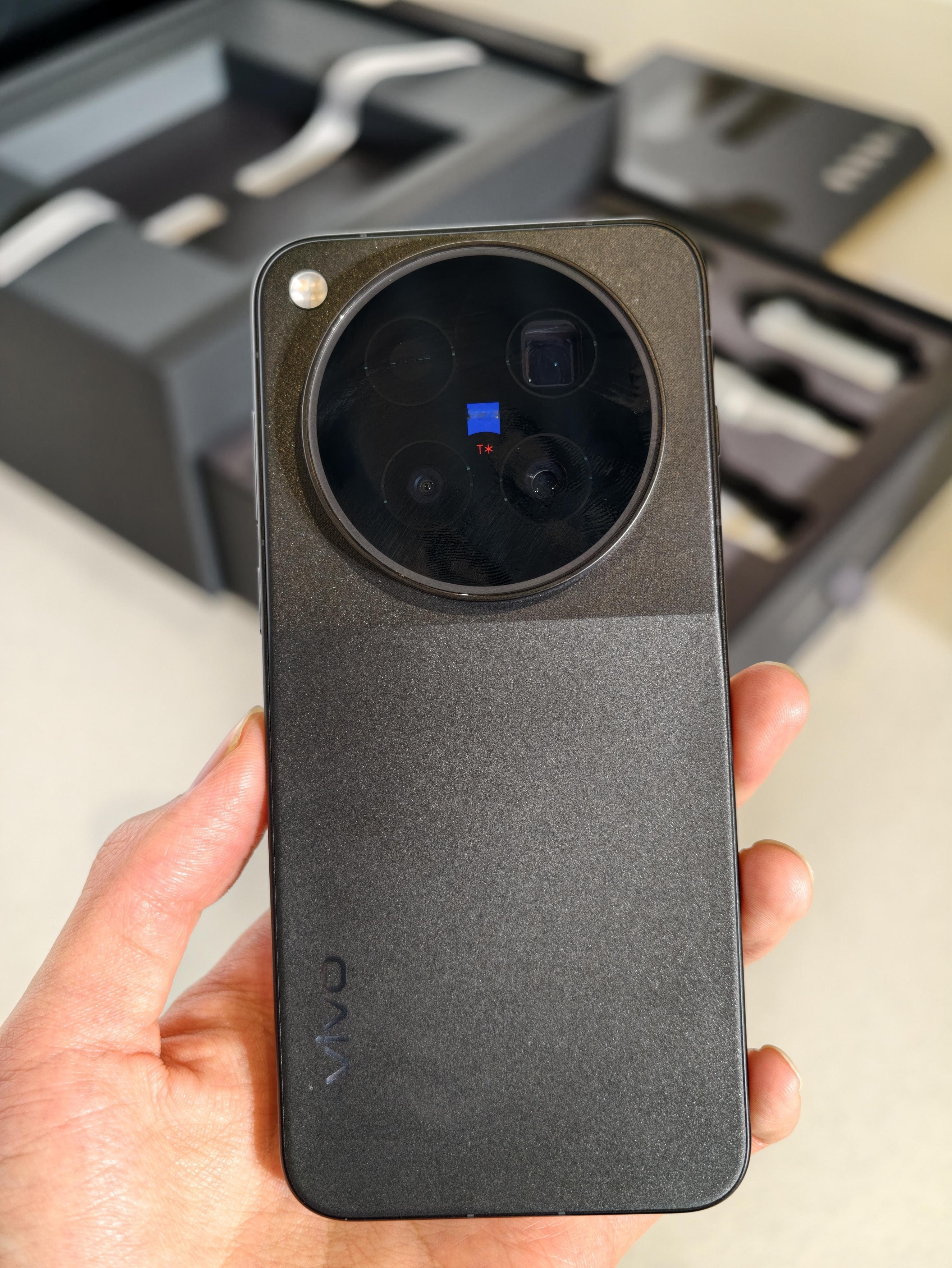 vivo X500 Pro Max：PM唯一2K屏+视频越级

vivo X500 Pro：小屏唯一正代Pro芯+小屏最强影像

至于价格，今年确实很难让人满意了。[笑哭]