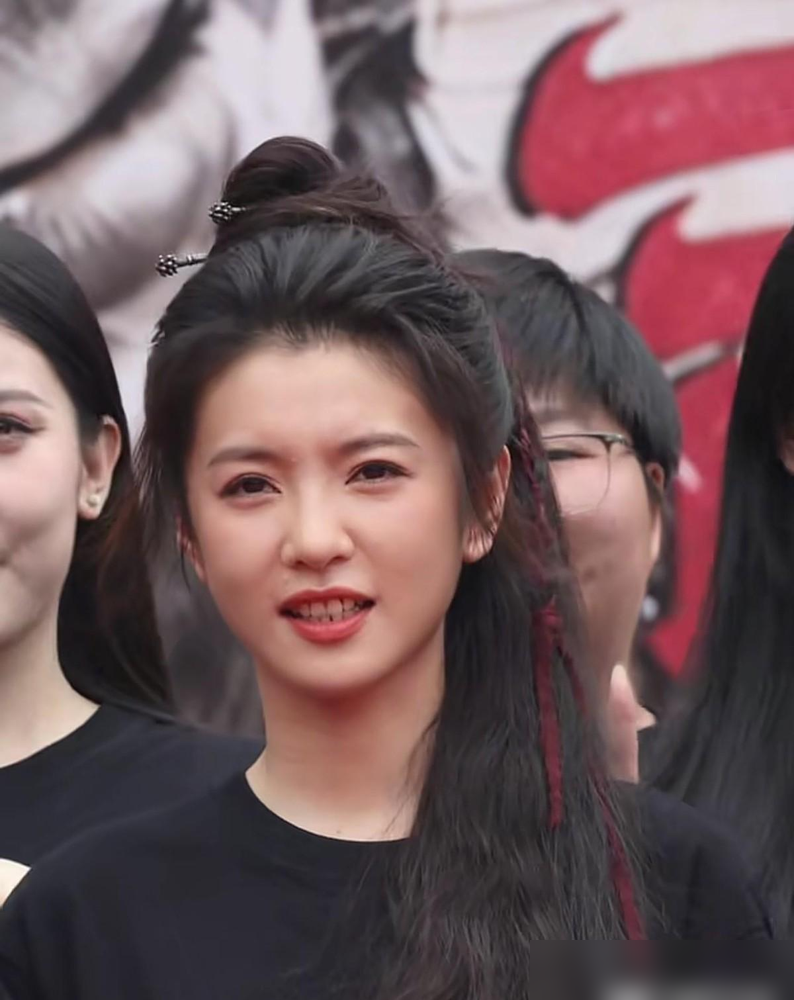 拿了百花奖提名的女演员，全网盯着她的门牙骂？
李云霄是浙江小百花的国家一级越剧演员，拿过白玉兰戏剧新人奖、浙江金桂表演奖榜首，演的新国风越剧《新龙门客栈》早就破圈，跨界影视刚拿百花奖最佳女配角提名。
这次进组拍新戏，放着她的跨界尝试、专业能力不聊，全网焦点全歪了：一会挑发型五官，一会评头论足私人