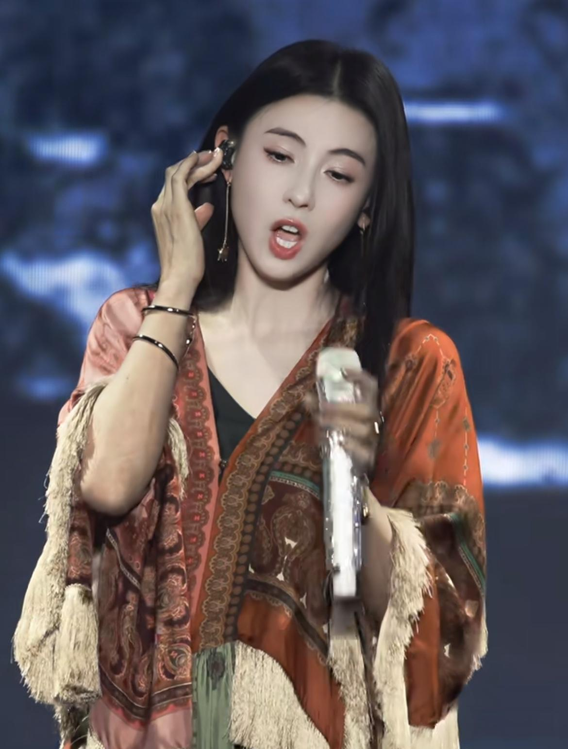 看到个帖子在聊谢霆锋，说他这辈子其实就俩女人，王菲和张柏芝。
仔细想想，长成他那样的，情史居然这么干净。
不过最触动我的还不是这个，是他和他爸谢贤，分手后居然没有一个前任出来说他们坏话的。
这事挺不容易的。
两个人过不下去了，分开了，不互相泼脏水，得有多大的体面。
普通人离婚都得撕扯一阵子，更别说天