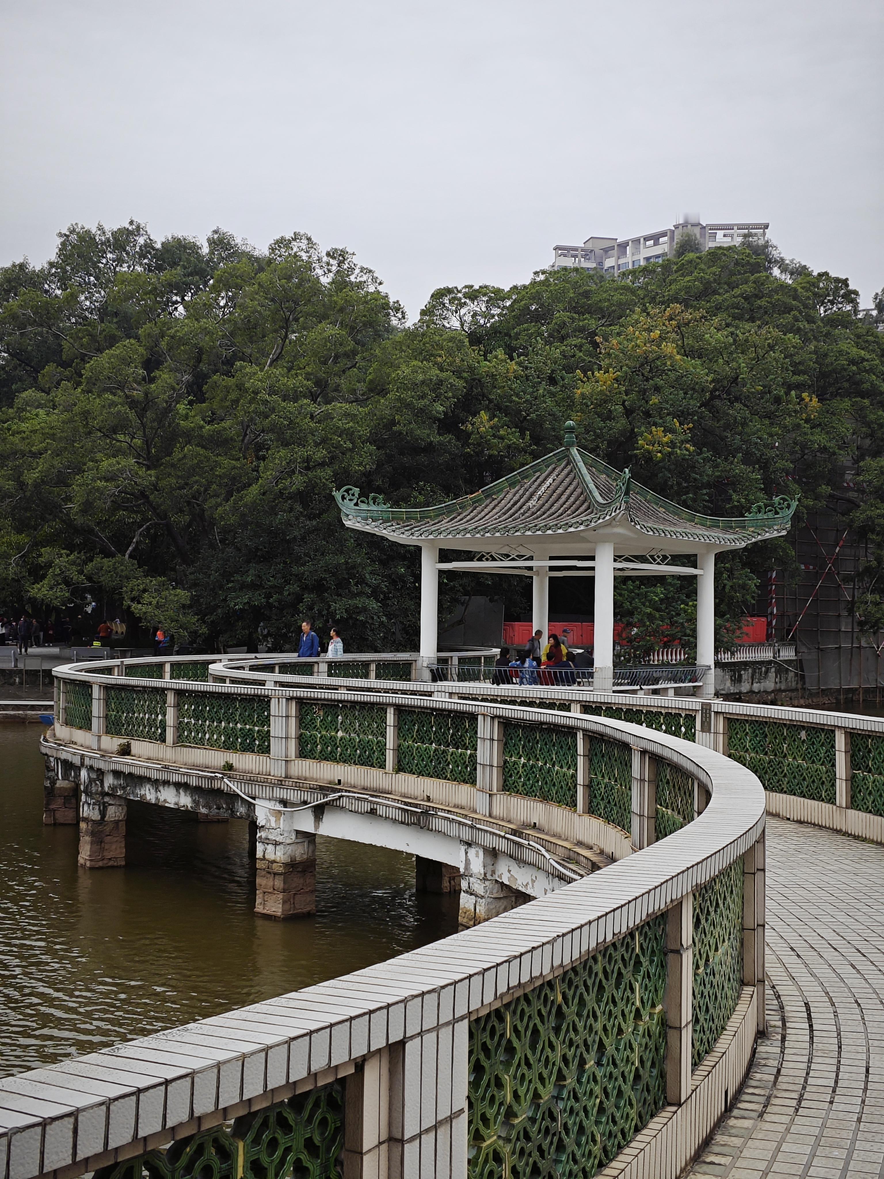 始建于20世纪50年代，是一座岭南风格的现代建筑，回廊曲折，亭下有左...