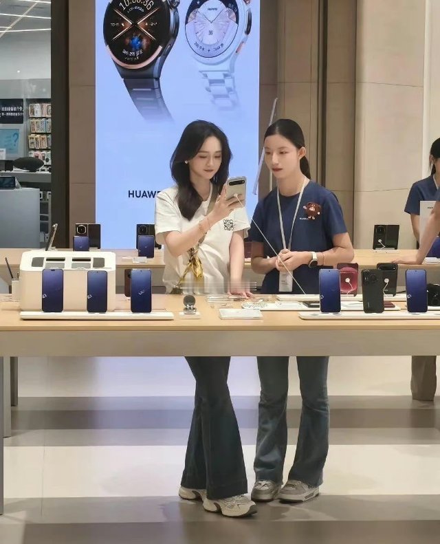 天哪，华为逛一逛竟然遇到了她，真的好美啊！ ​​​
