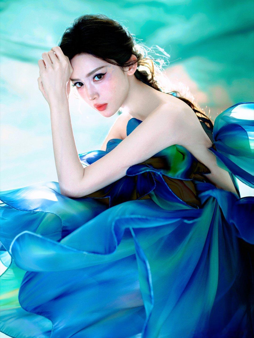 #白鹿夸娜扎太美了#
VOGUE盛典后台名场面！合影环节白鹿毫不掩饰欣赏，当场直白夸赞娜扎太美了。美女欣赏美女的画面太治愈，没有攀比，只有发自内心的惊叹，两位同框直接养眼加倍✨ ​