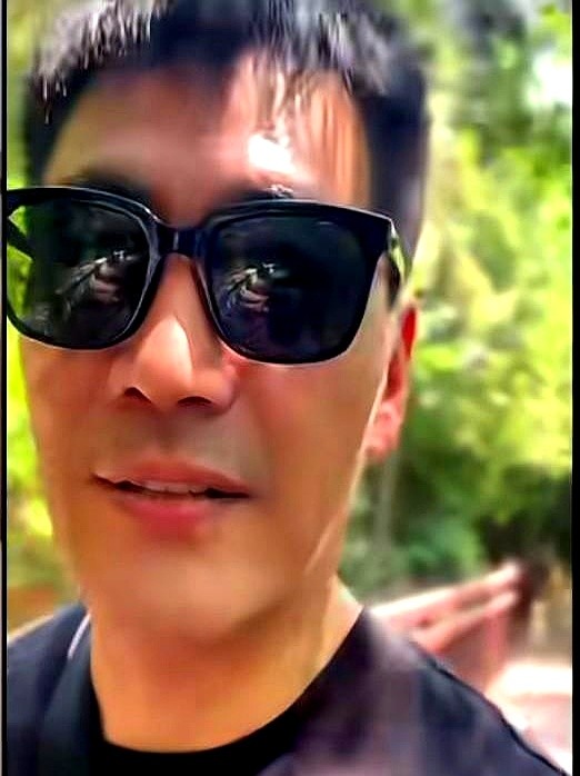 邵兵敲开儿子的房门，憋出一句，在这件事上我的认知不如你。

刚吵完架的老爹直接认怂，把旁边听着的张家齐整破防了，脱口而出真希望这也是我爸。

邵子恒爆出的细节戳中太多人软肋。进儿子房间必须敲门，儿子在国外练舞熬不住想退学，邵兵一句大道理没砸，只在旁边陪着，还掏心窝子说你现在跳舞比我当年演戏强。

多