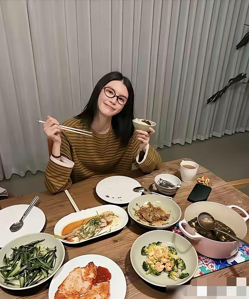 何穗晒的这顿晚饭，网友集体羡慕。
五菜一汤全是陈伟霆亲手做的，清蒸鱼、西兰花虾仁、香煎鸡排，连汤都清清爽爽，全是少油少盐的清淡低脂挂，刚好踩中她产后恢复期的饮食要求，完全贴合超模常年严格控摄入的习惯。
之前对陈伟霆的印象还停留在舞台上气场全开的酷帅男神，没想到私下能安安稳稳蹲在厨房处理食材、把控调味