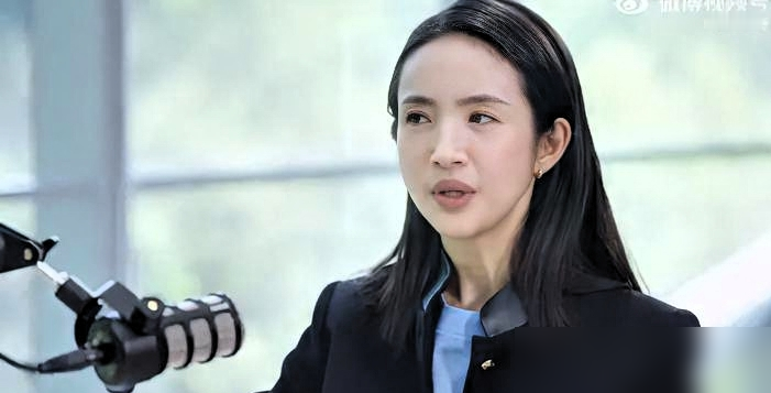 谁能想到，顶着一张顶级甜妹脸的林依晨，开局就对着镜头坦白自己脾气不好。
新一季《花少》9月4日开播，这次不按套路出牌，直接搞了个全员坦白局。嘉宾全在自揭老底，周冬雨说自己丢三落四，吴君如直言最怕心累。
反差最大的还是林依晨。平时温柔似水，这次直接摊牌，说自己是个追求效率的急脾气，要是做事拖拉她一