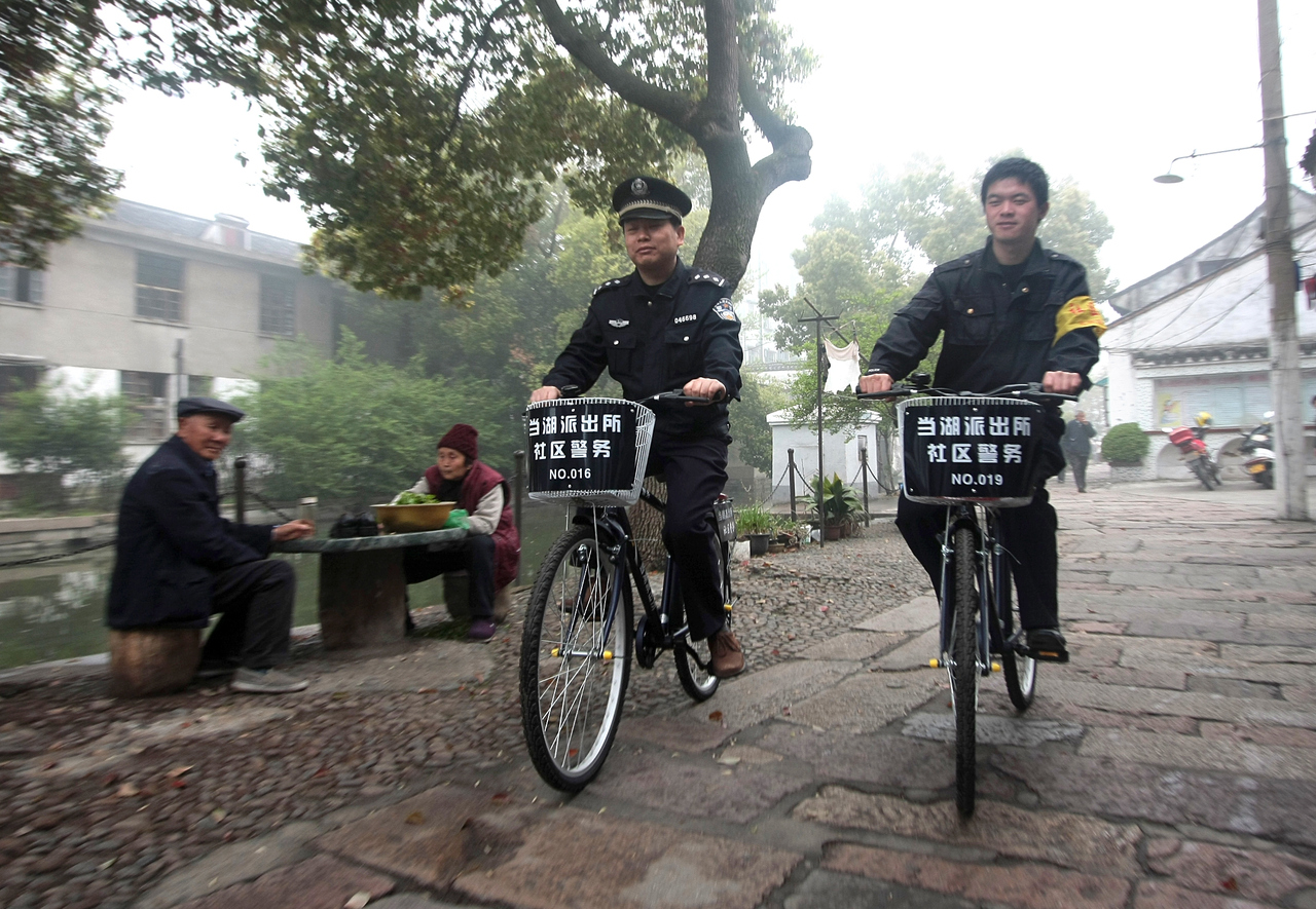 嘉兴市最大的派出所
 
很多人以为嘉兴“最大派出所”只有一个答案，其实要从辖区面积、管辖人口、民警规模三个维度区分，各有代表。
 
管辖人口最多：平湖市公安局当湖派出所，隶属平湖市公安局。作为平湖城关所，辖区实有人口超20万，集聚四大商圈、大量高层住宅小区，警情量大、业态复杂，也是全国枫桥式公安派出