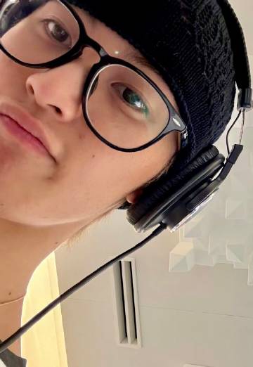 M:把我的袜子挂在床头等宝宝装礼物💝<br />ㄷㅎ：拿一边子去滚<...