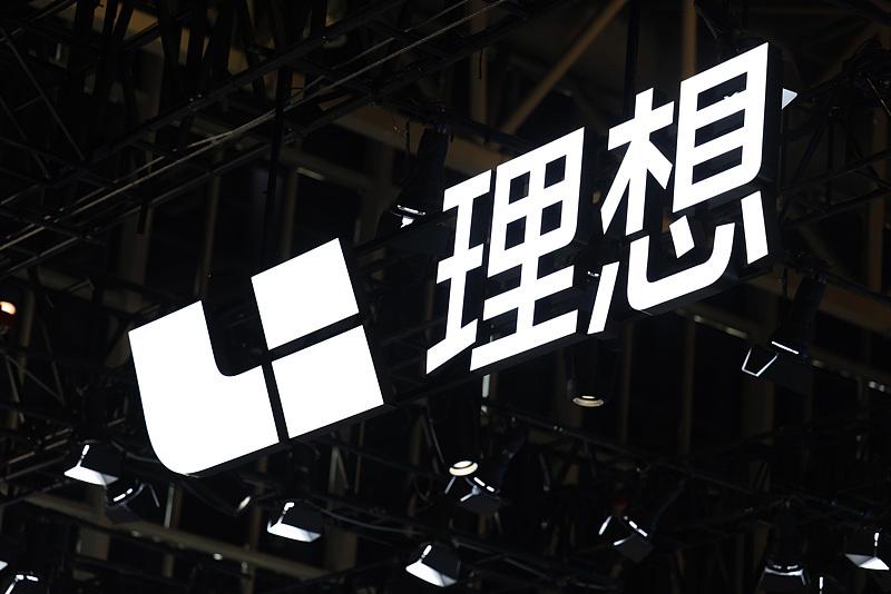 不少车主都疑惑：放着成熟的电池供应商不用，理想为什么还要坚持深度自研电池？并不是盲目砸钱建厂，本质是新能源车赛道竞争逻辑变了。

现在新能源汽车比拼，早就不再只比内饰、空间、加速。整车与核心零部件协同能力，才是国