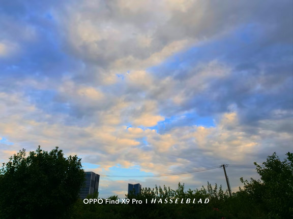 城市的钢筋楼宇之上，云朵偷偷染上温柔的暖色调。#此刻就很好#OPPO影像大赛#OPPOFindX9Ultra #OPPOFindX9sPro#OPPO旅拍神器  #O粉会  #OPPO影像漂流季  #晒晒我的新OPPO