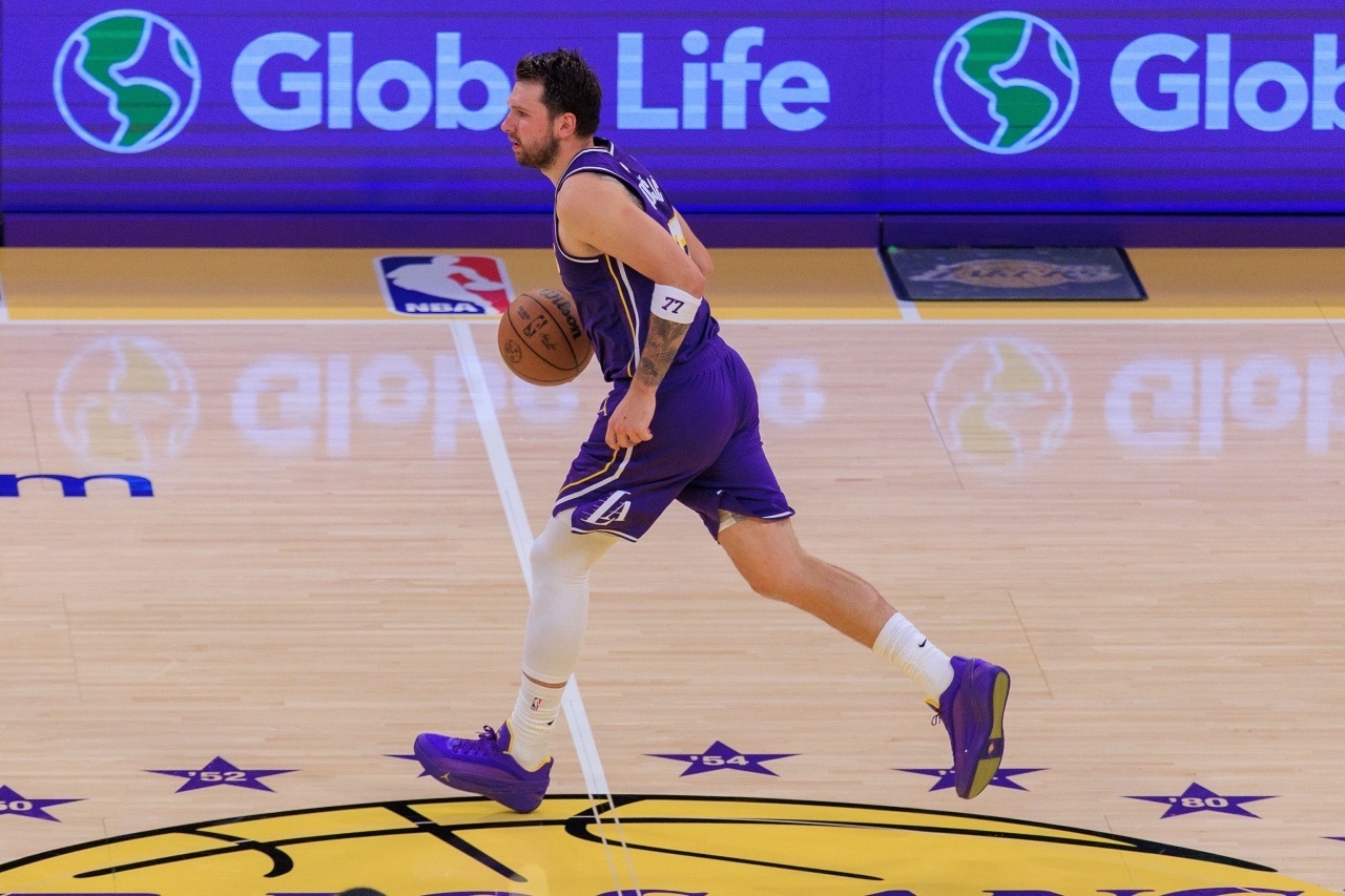 #湖人##东契奇##新老板##NBA#
东契奇已开启与湖人新老板沟通，下周在祖国接待16位队友

据名记Marc Stein报道，湖人球星东契奇本周已开启与球队新任两大核心老板鲍勃·艾格和乔希·库什纳的沟通，并计划第一时间会面。

东契奇整个休赛期都待在斯洛文尼亚陪伴两个女儿。从周四开始，他将在卢布尔雅那接待 ​