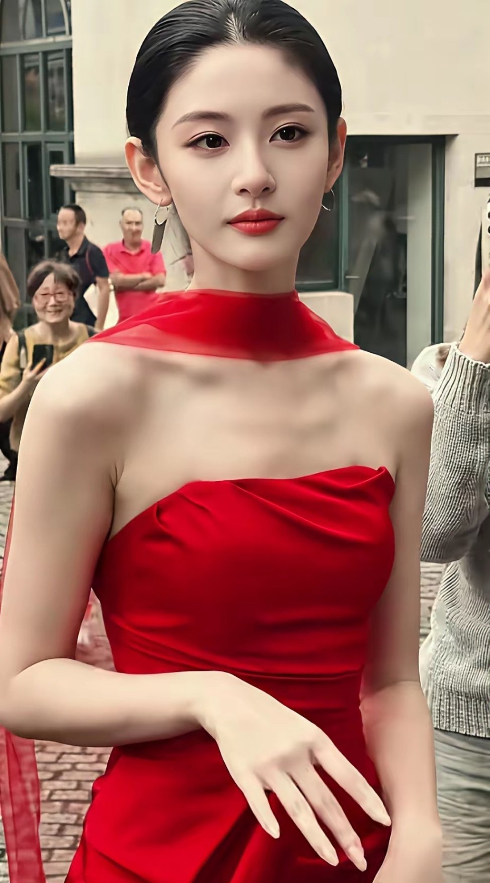 赵晴的外型条件是真不错，来一部打开知名度的作品就可以接班白鹿成为欢娱一姐了 ​