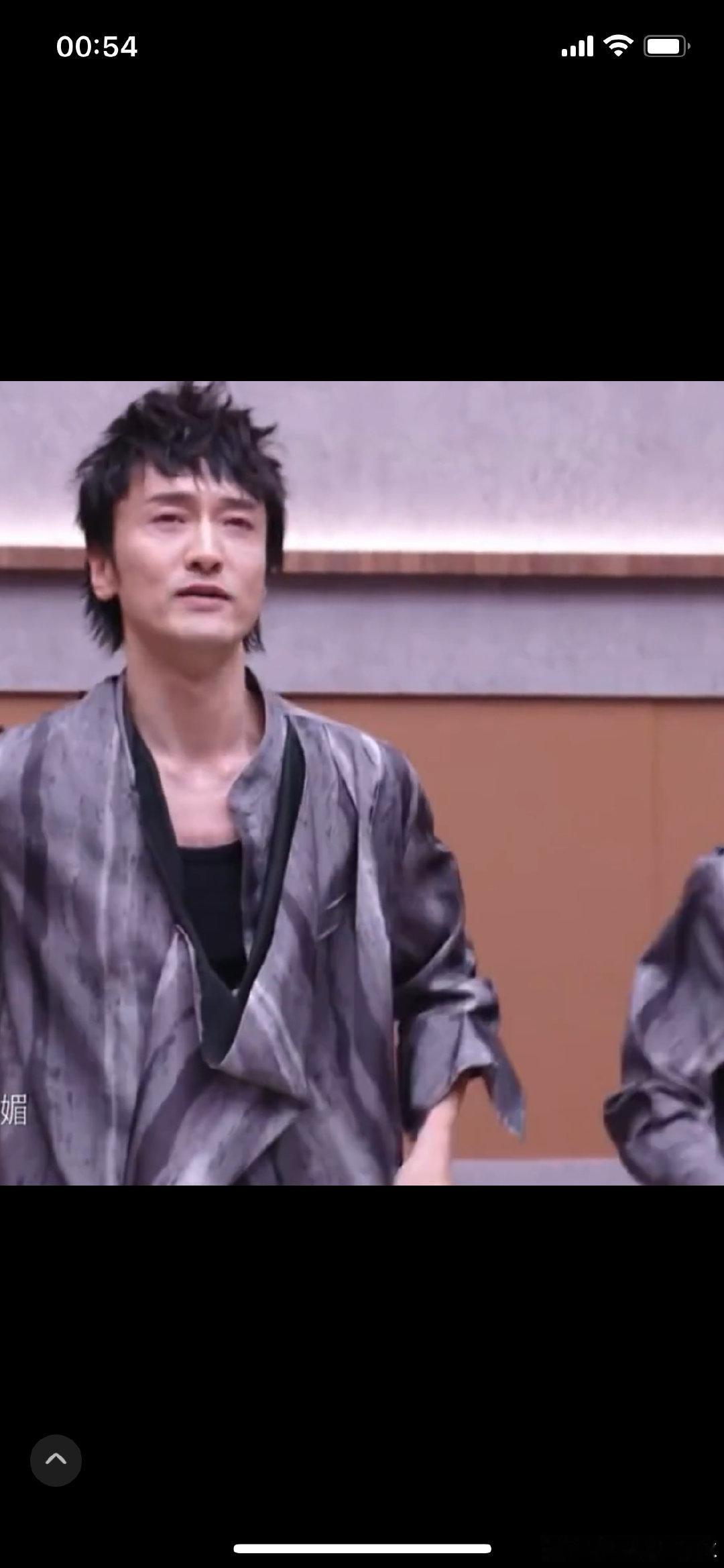#王传君听艾热唱歌的反应#
高山流水遇知音
只有真的懂音乐爱音乐的人
才会如此疯狂沉浸其中
这是他的本色吧
也为选手高兴和欢呼 ​