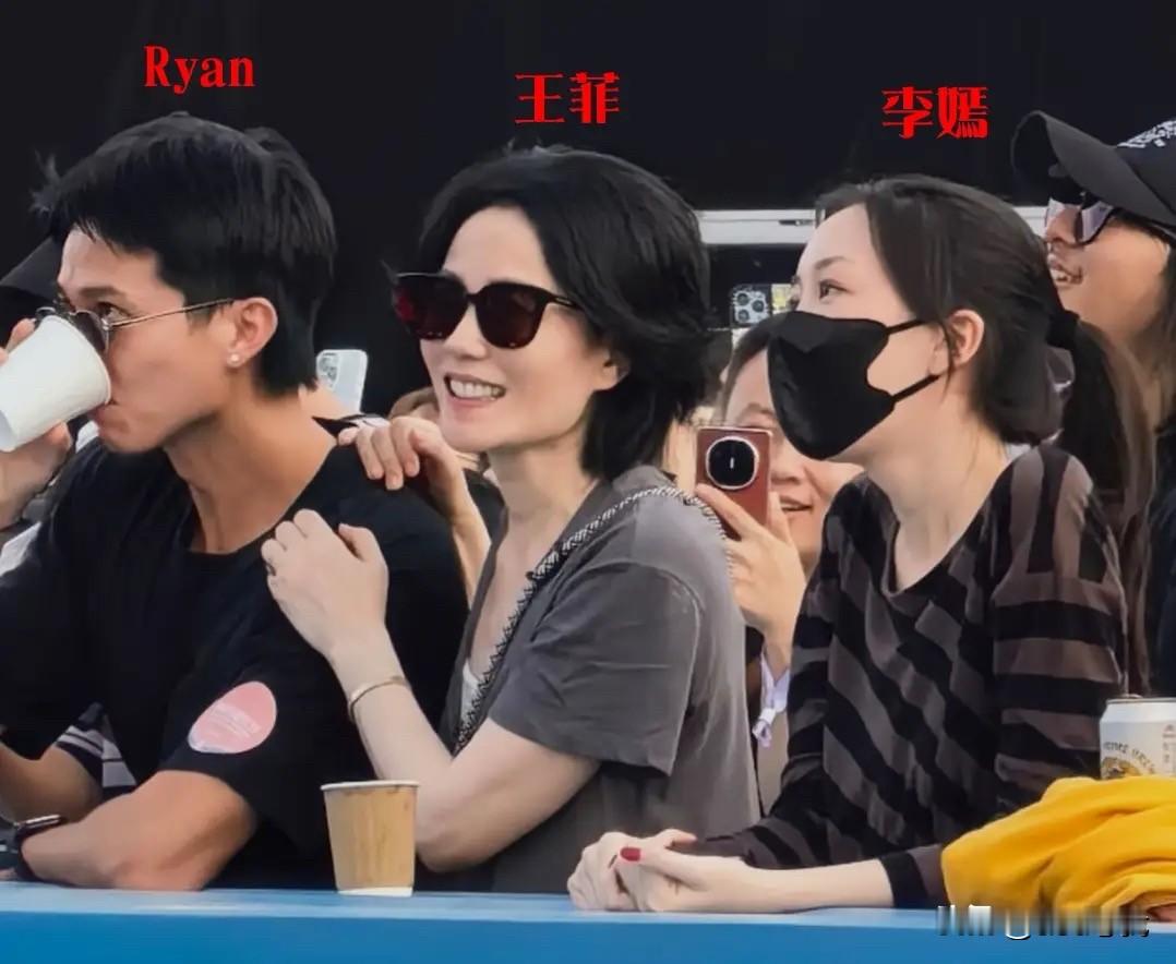 《王菲拽走宋妍霏真相：不是突然清醒，是窦靖童闺蜜碰不得》
王菲在阿那亚音乐节最后那一下拽走宋妍霏，表面看是“突然清醒、边界感上线”，其实更直白的动因是：宋妍霏是窦靖童圈内熟络的闺蜜级朋友，早已算进王菲生活圈的“自己人”。

现场 Ryan 对陈粒搂抱、对欧阳娜娜贴近、凑近李嫣耳语，王菲前面只是躲、没