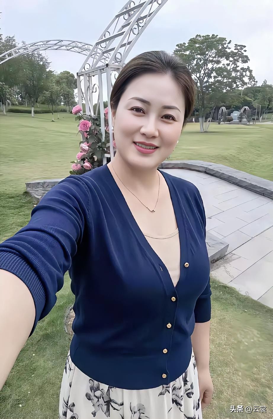 看容貌，她还不算挺老吧？用个什么成语，来形容下她的年龄。
