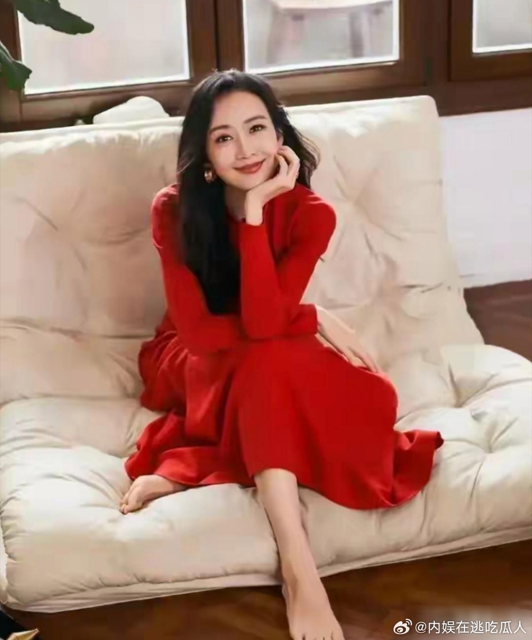王鸥的脚丫子线条流畅，骨肉匀称，果然美女连脚趾头都是美的 ​