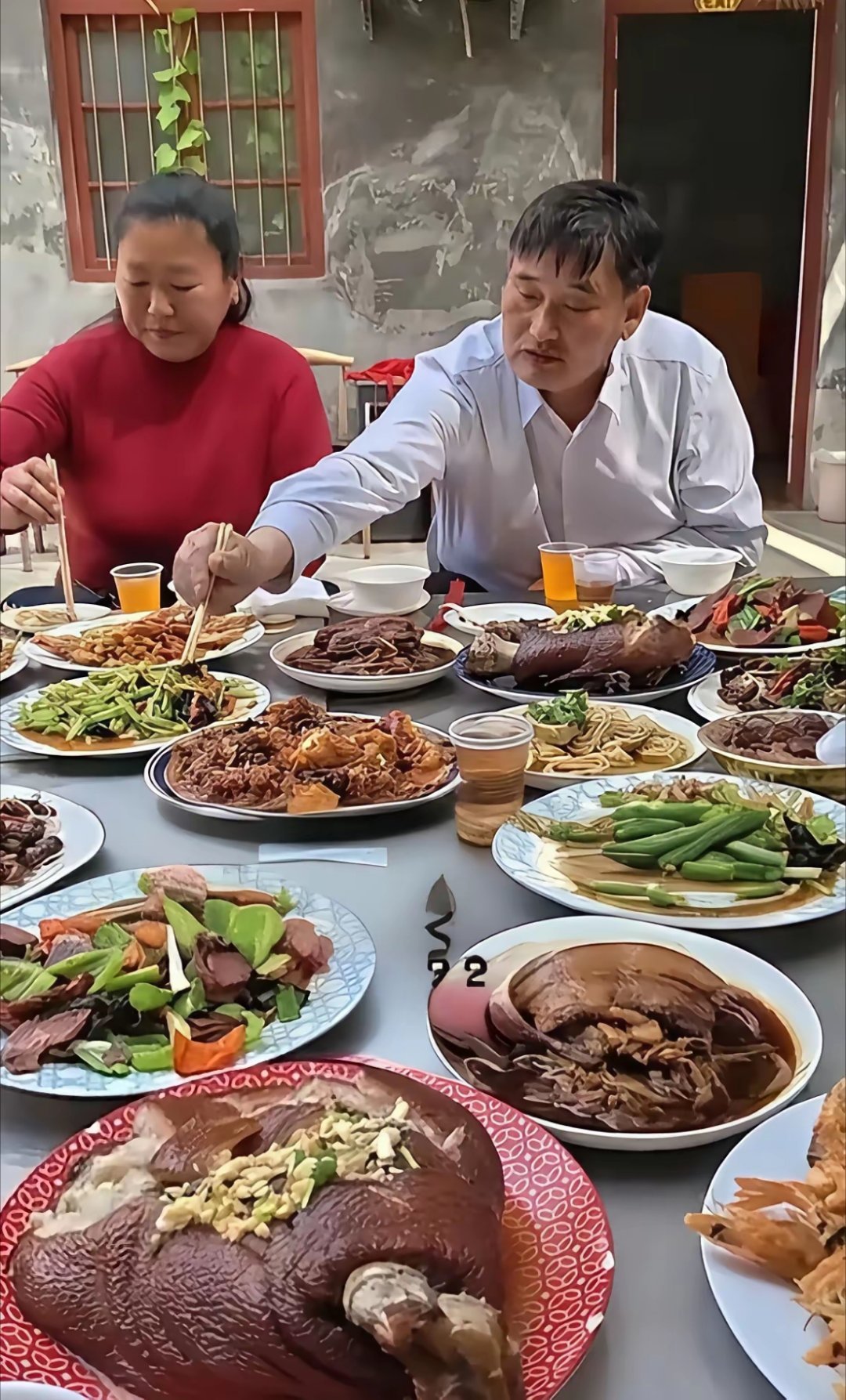 大衣哥朱之文现在生活条件好了，吃的肚子就跟个球一样圆。他在不控制体重，对他的身体健康有很大的影响。 ​