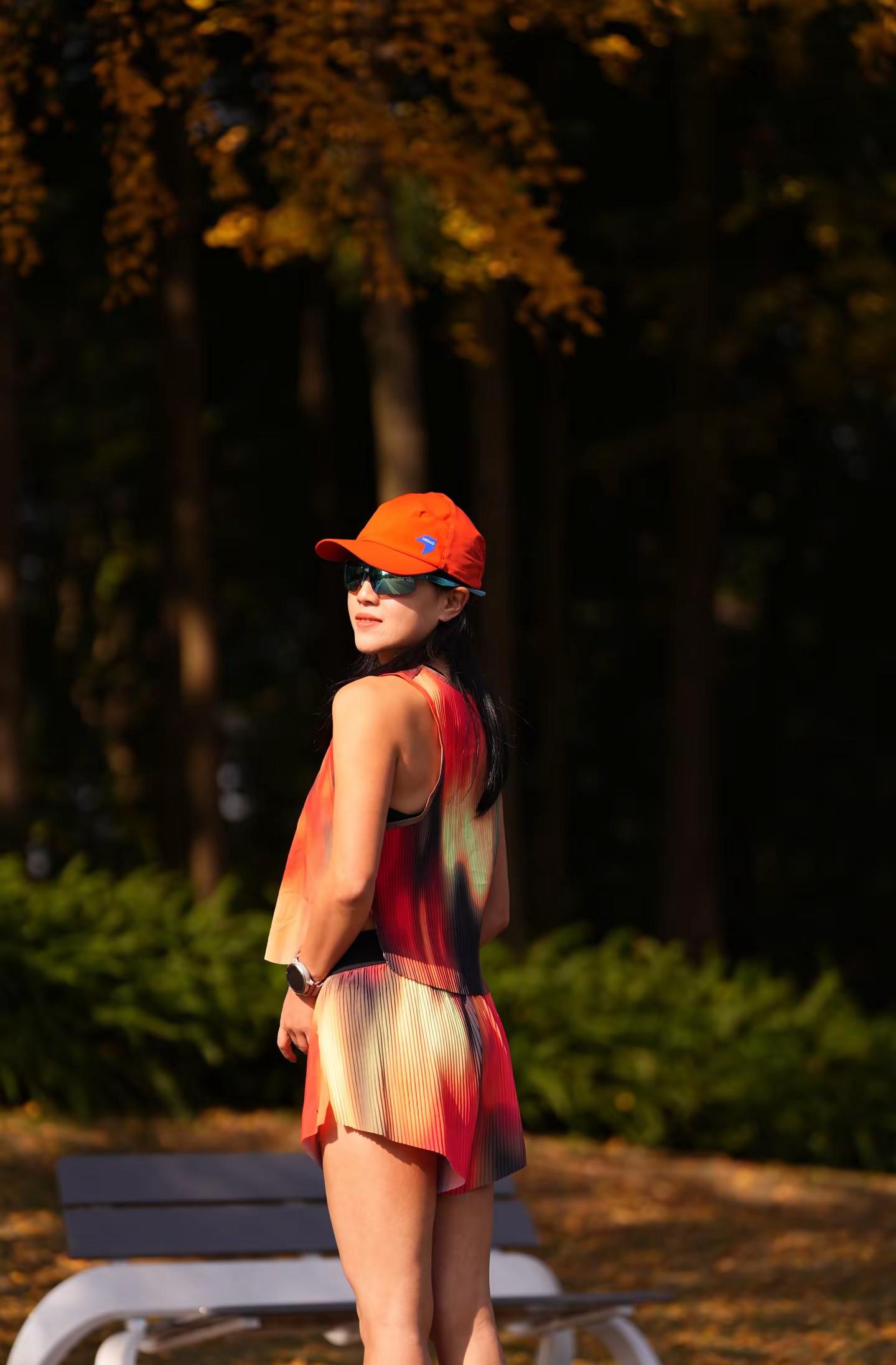 运动女孩秋天该有的样子。动女孩的秋天，是流汗的风、是跳起来接叶子的笑...