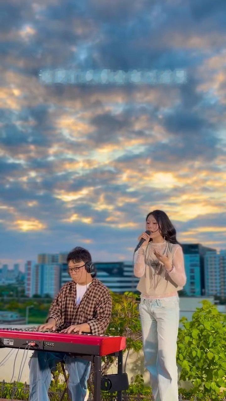 #沈佳润天台演唱就骗我一次# 沈佳润的演唱很有代入感，没有炫技，安安静静唱歌，落日的光影配上歌声，氛围感直接拉满。#沈佳润就骗我一次和晚霞好适配# ​