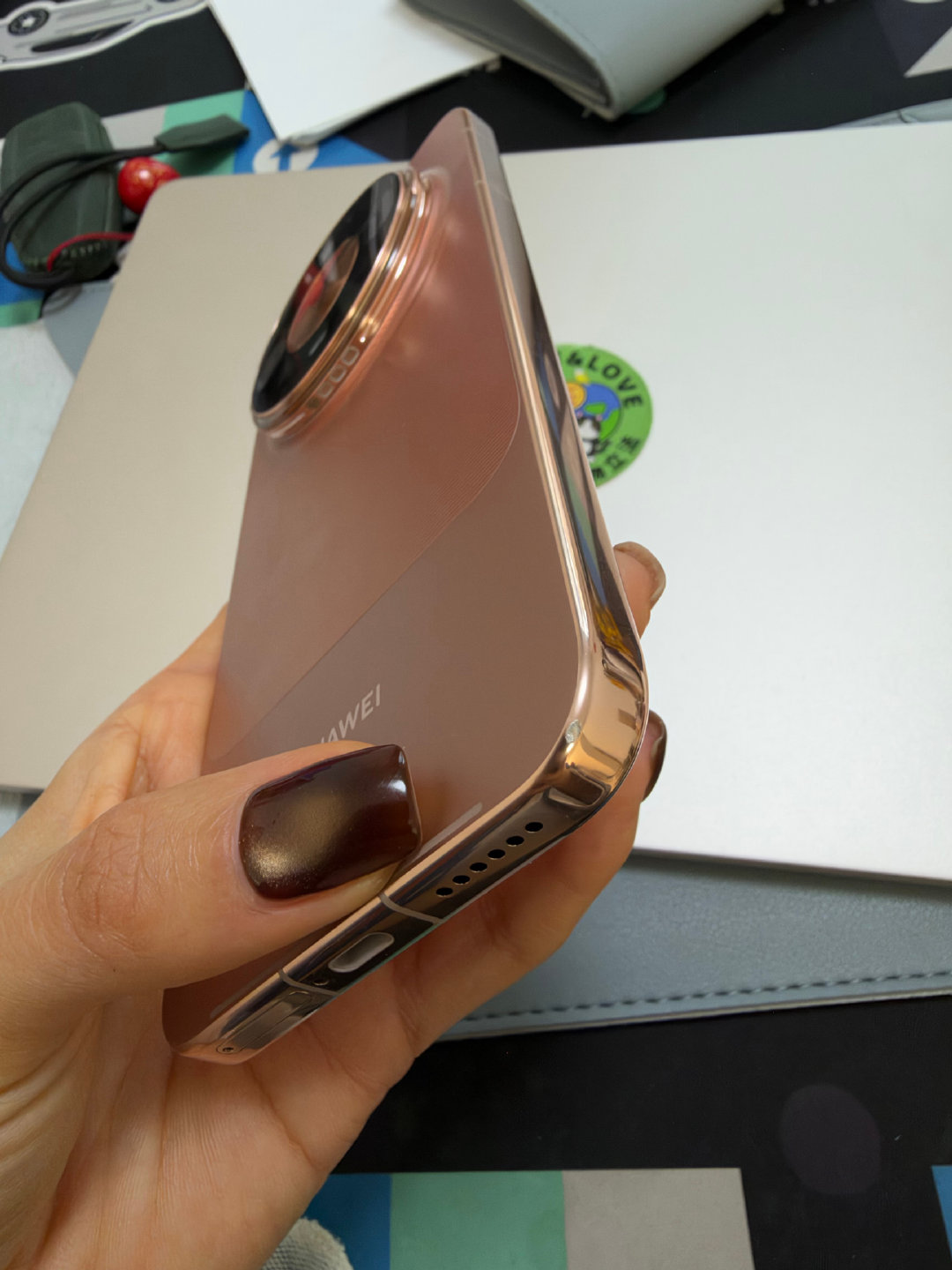 华为mate90 pao max也被我磕了
裸机一时爽 摔机火葬场啊 ​