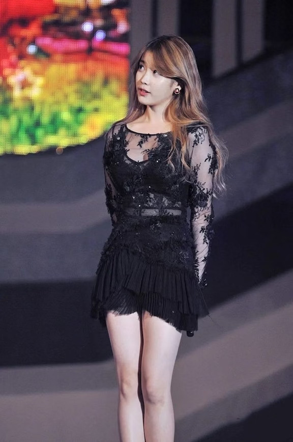 IU黑裙姿态美