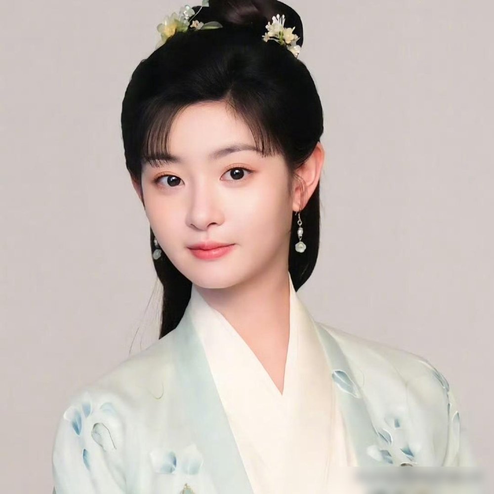 被全网骂丑骂到不敢开评论，转头就拿下最佳古装女演员，赵晴这一手翻身仗打得够狠。
《为有暗香来》那会儿，弹幕里全是“丫鬟脸”“撑不起女主”，骂声没断过。她没回嘴，闷头进组。结果《凡人修仙传》墨彩环一出来，眼神带钩子，破碎感拉满，同一张脸突然就“高级”了。
《金吾不禁》搭档周柯宇，S级古偶，杀青了。