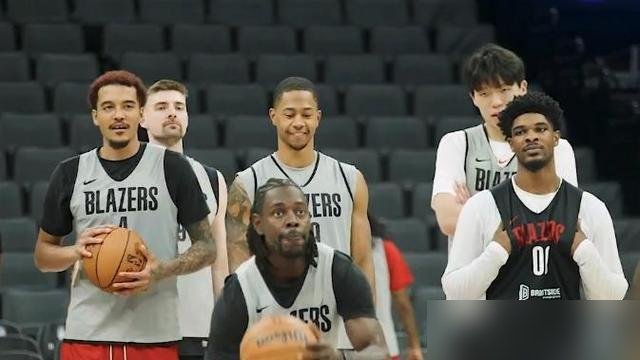 20分钟，7个篮板，3个前场板。杨瀚森在勇士禁区抢出来的位置，比那6分值钱多了。
开拓者季前赛收官，118比128输勇士。但他正负值+3，全队轮换里少有的正数。4场打下来，场均16.5分钟，7.3分4.8板2.8助攻，命中率65%。
教练迈卡·诺里赛后直接把话挑明：让他打20分钟，就是练他当战术
