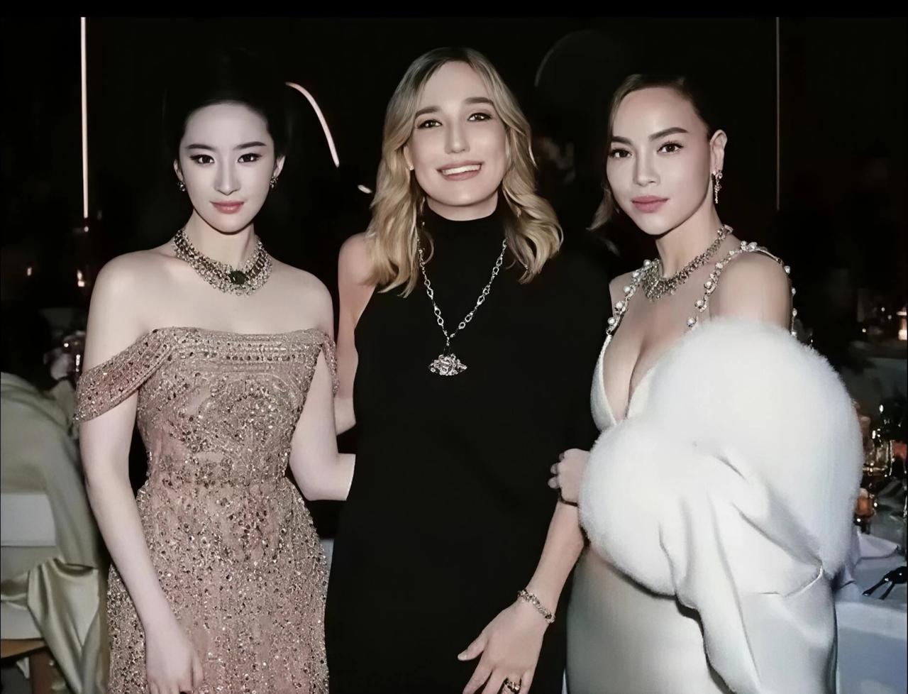 刘亦菲一张合影，引发热议。
宝格丽晚宴后，她在Ins上发布与CEO的合照，原图中同框的越南女星胡玉荷未被包含在内。许多人涌进相关讨论区，表达不满，事件迅速发酵，随后照片被删除。
品牌方越南方面迅速澄清：并非有意排挤，而是现场按市场分区站位，空间有限；更重要的是，发布带有他人的照片需事先获得肖像授