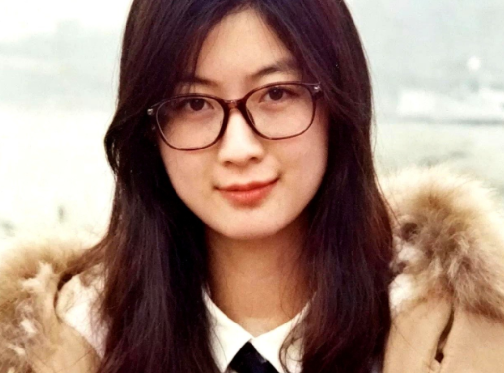 方舒这两个女儿，越看越觉得不简单，大女儿玲玲，是她和陈国星生的，北外读完书后去做了新闻记者；二女儿乖乖，跟屠洪刚生的，没往演艺圈挤，反倒安安静静做起了戏剧疗愈，陪着自闭症儿童一点点打开自己。

主要信源：（中国新闻网——演员方舒23岁大女儿近照曝光 就读外国语大学(图)）

北京的春天来得慢，三月的