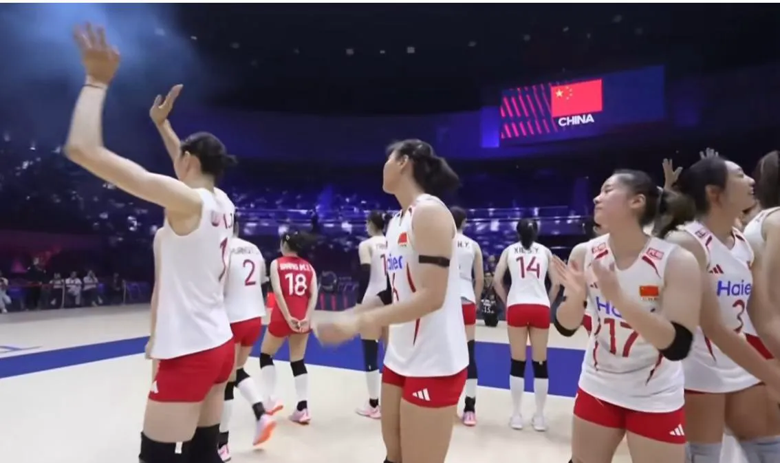 格局拉满！中国女排3-0完胜台北，赛后全员大合影这一幕看哭网友