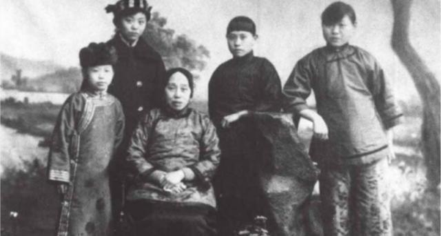 虽然徐志摩嫌弃张幼仪土气，但晚上却仍然跟她行“夫妻”之事，张幼仪晚年也...