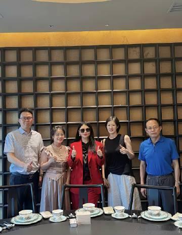 李湘与朋友聚餐，穿红色西服戴红宝石钻戒，依旧是富婆的样子，身材肥硕，P...