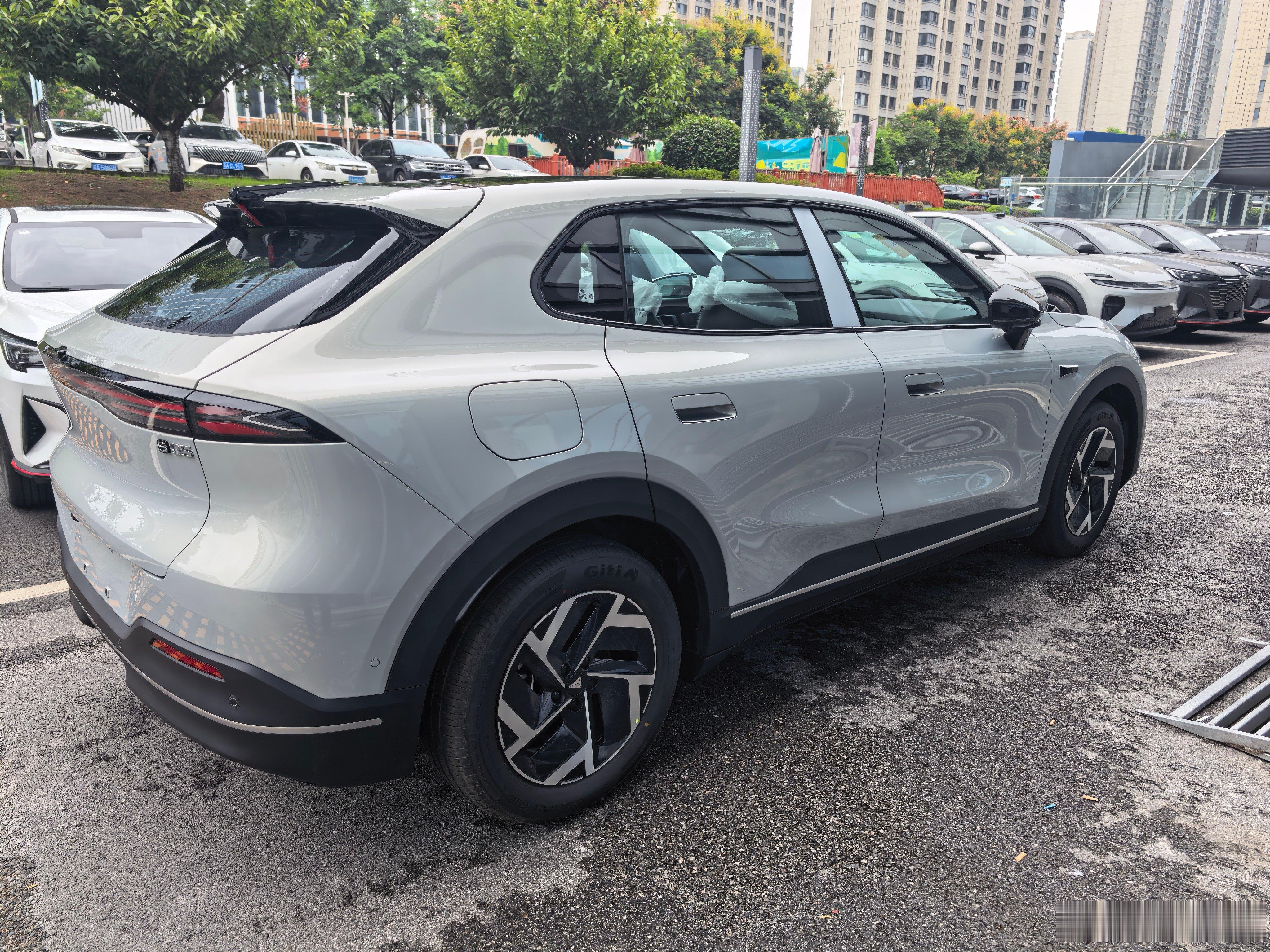 终于等到提车，成功拿下全新深蓝 S05 激光版！选车阶段对比很久，最终坚定选择激光版本，最核心的原因，就是看中这套激光智驾系统。平时通勤早晚高峰路况复杂，长时间开车很容易疲惫。有激光辅助驾驶加持，在日常用车场景里，它可以平稳跟车、识别红绿灯，遇到大车也能精准感知，提前做出反应。遇到拥 ​