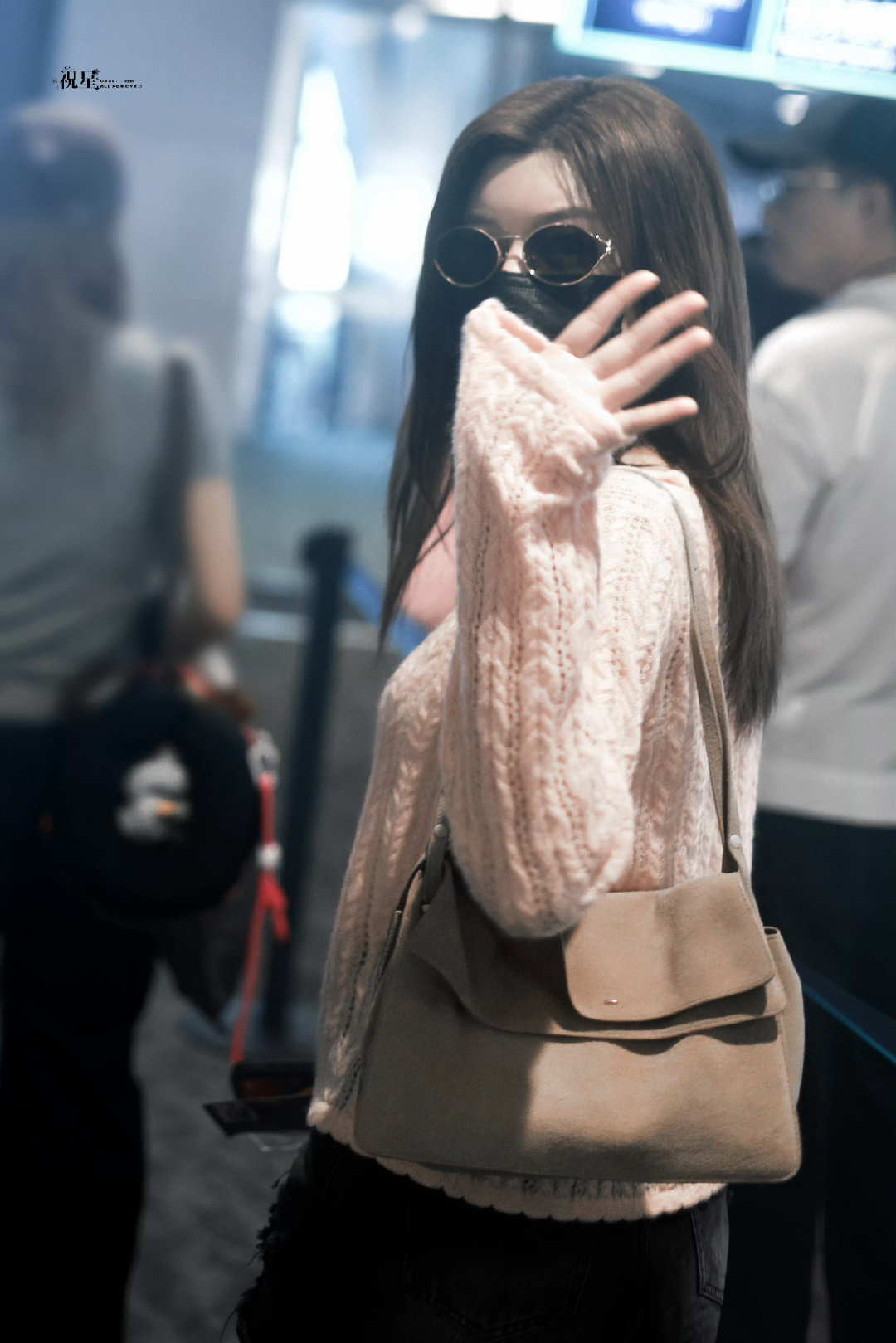 #陈妍希[超话]#  

  载着你仿佛载着阳光

  晚安😘​​​