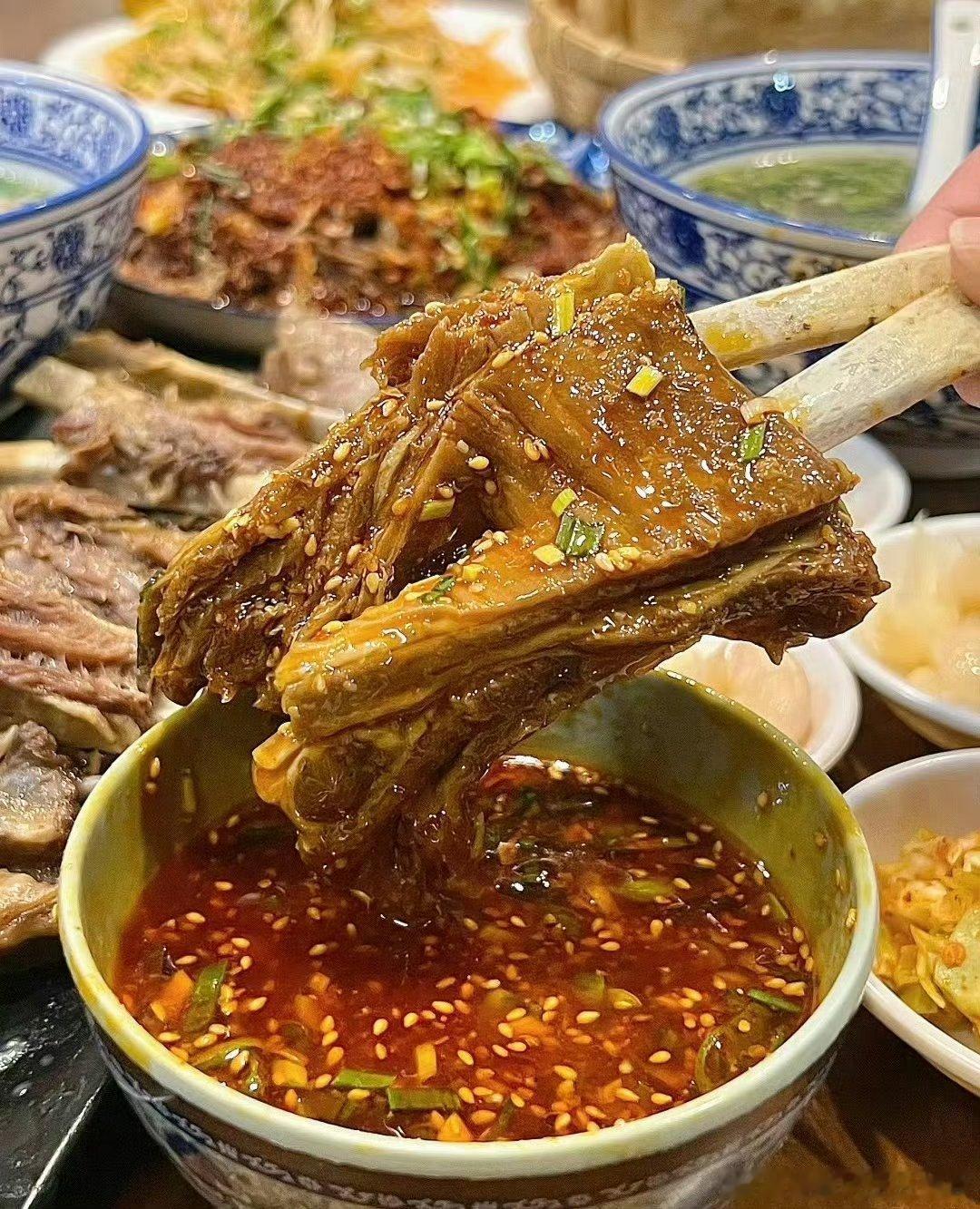 人这一生，拼到最后，拼的不是财富和名气，而是健康与安稳。敬一丹老师的离开，给所有中年人、老年人提了一个大醒：退休，不是让你继续奋斗，而是让你学会退场。晚年，不是让你持续发光，而是让你好好安生。人活到最后才明白：人生最大的成功，不是一生辉煌，而是一生平安。晚年最大的智慧，不是越忙越 ​
