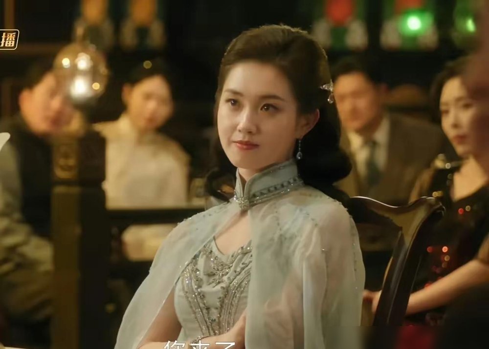 网友贴脸开大，说女一号颜值演技把资本硬捧的女二号按在地上摩擦。这事放在两年前没人信，现在满屏短剧演员演长剧，观众早拿脚投票了。
丞磊靠《云之羽》直接飞升，S+大剧排着队接。柯淳综艺长剧两手抓，期待值拉满。可余茵、舒童进了《玉茗茶骨》，镜头一怼脸，短板全漏了。
短剧演员不是没演技，是那套三秒一反转