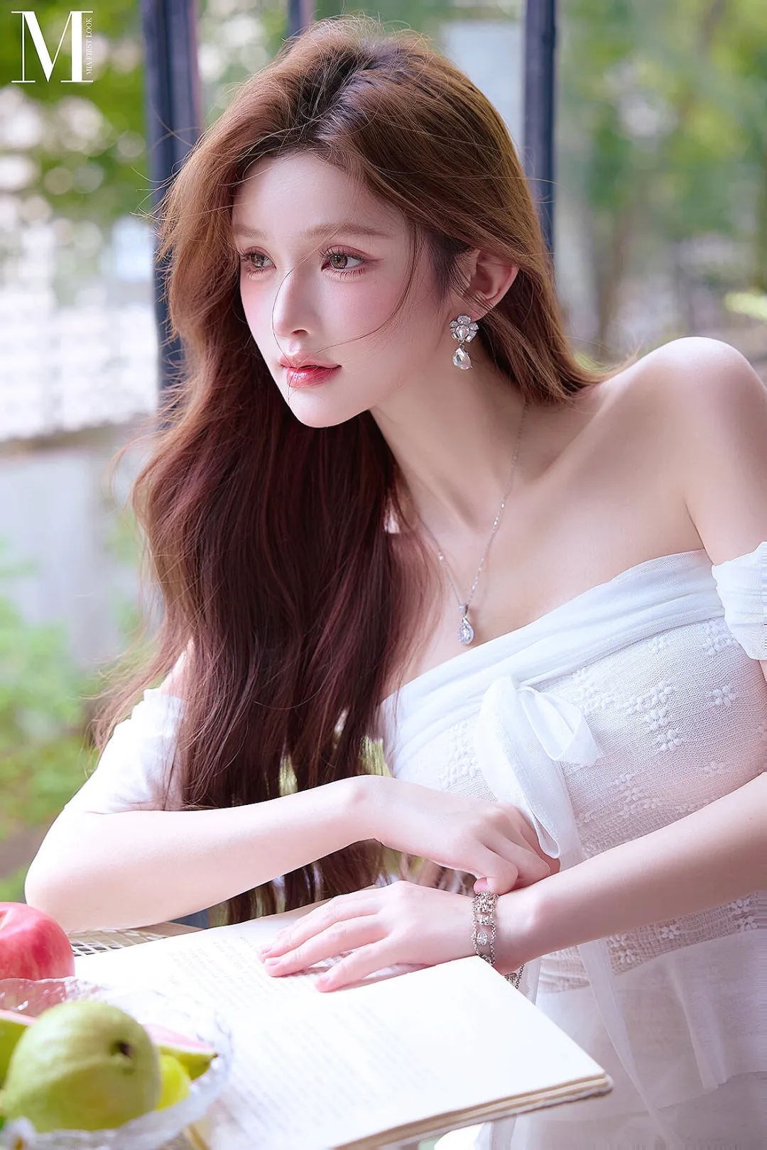 美女摄影写真｜窗边轻倚，纱裙、青苹果与漫溢的松弛感。