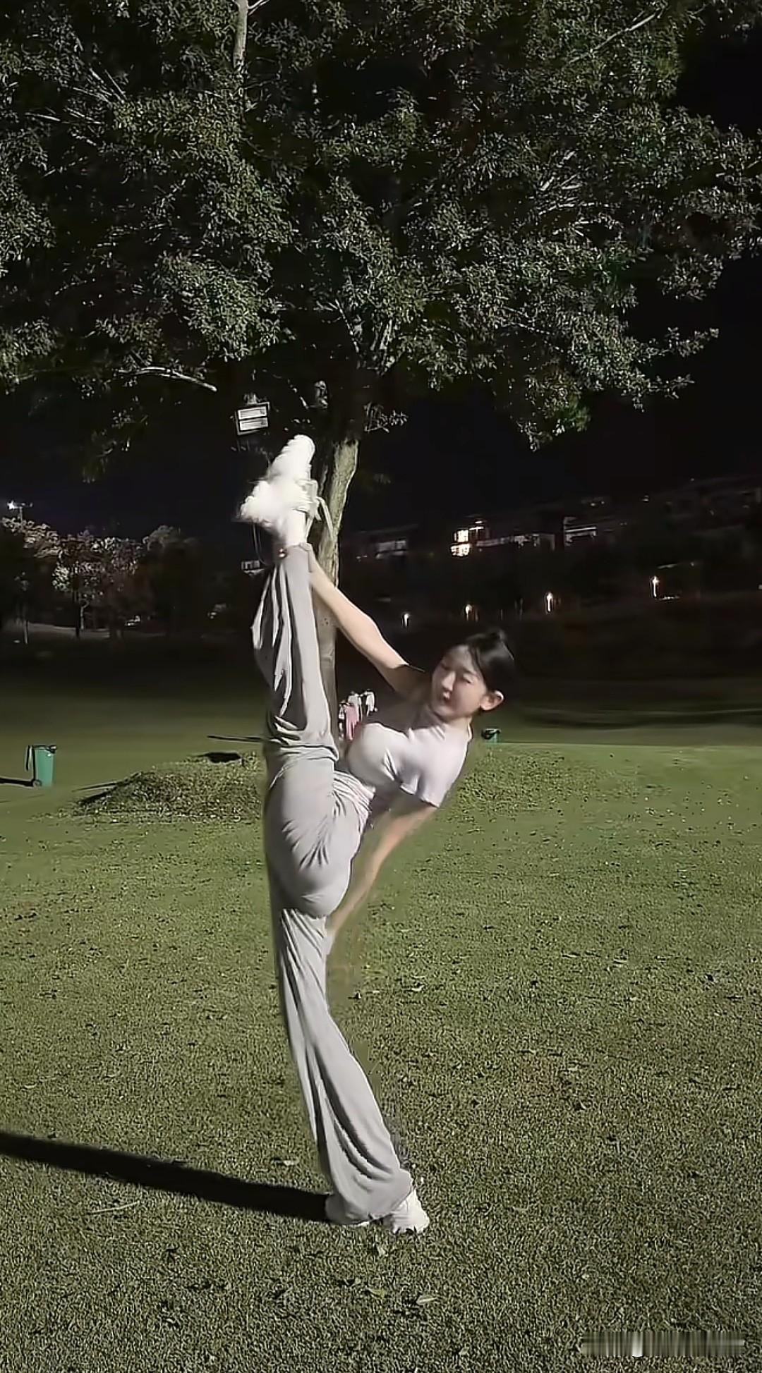 夜色公园惊现“柔韧女神”，一字马绝活惊艳全场   昨晚在公园散步，竟偶...