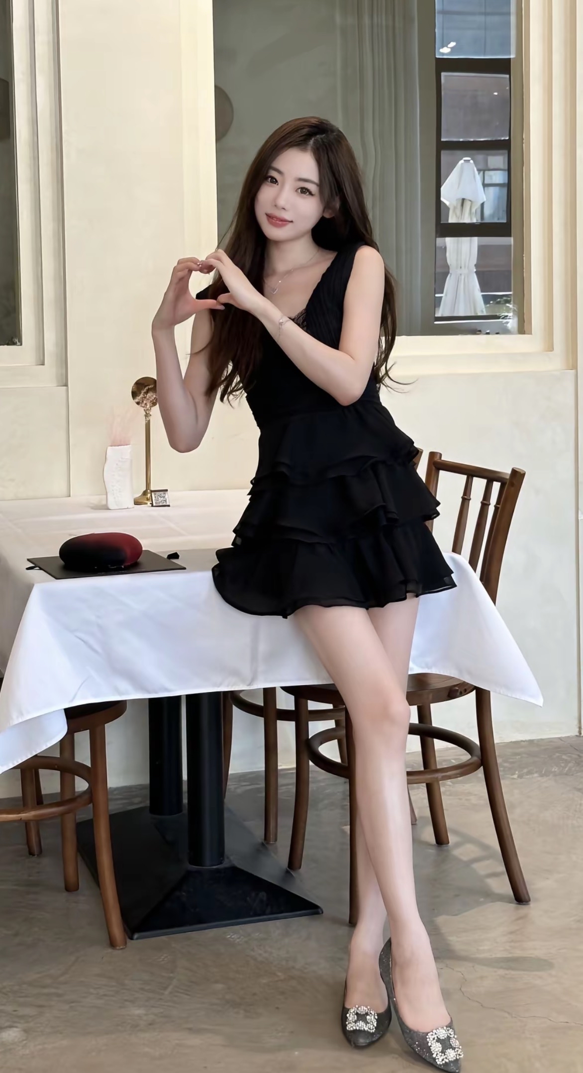 优雅黑裙，甜美心型，咖啡馆里的时尚少女