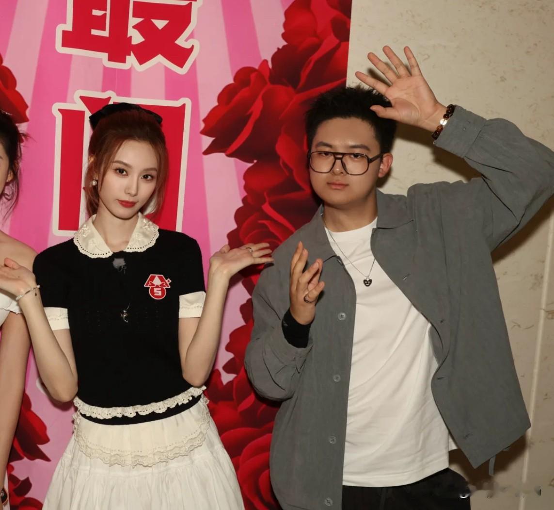 徐艺洋弟弟紧急发“护姐长文”，本想灭火反倒火上浇油！

10月17日，徐艺洋弟弟突然发布千字长文。
一个核心质疑都没正面回应，反倒把快平息的风波直接炸回了热搜。

整篇长文讲了三层意思。
一来是力证夫妻俩清白善良。
他声称网上说徐艺洋 “反复撒谎没信誉” 全是无妄之灾。
还举例说，黄子韬车后备箱常备