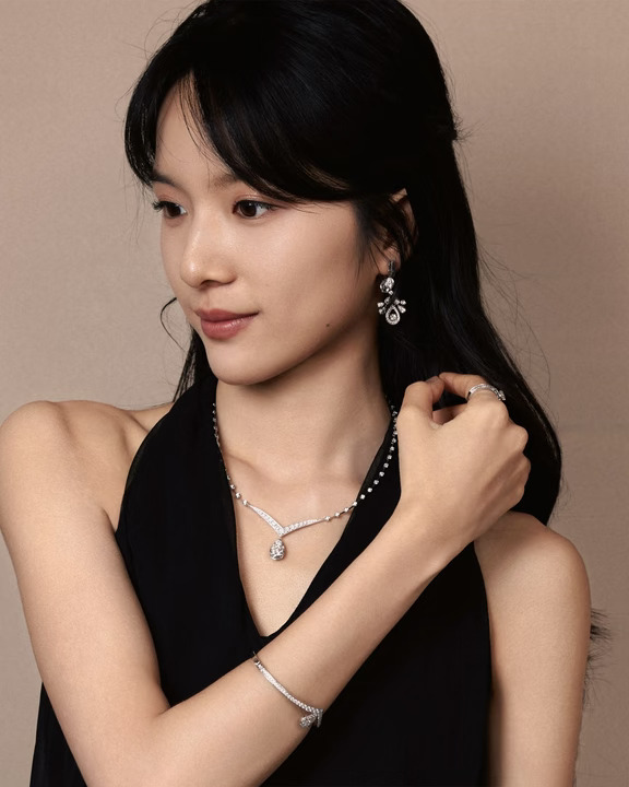 金鹿奖最佳女演员|李思潼 气质太戳人！
恭喜李思潼凭《给阿嬷的情书》拿下金鹿影后黑裙配尚美约瑟芬系列，氛围感直接拉满
约瑟芬冠冕系列，带着两百多年巴黎冠冕世家的浪漫底蕴，柔和又有力量感的线条。
不张扬的钻石光泽，刚好适配她干净舒展的气质。
人衬珠宝，珠宝亦成就人。
新生代演员，用实力拿到属于自己的加冕荣光
	
#李思潼 ＃金鹿奖#尚美约瑟芬 #明星珠宝 #给阿嬤的情书