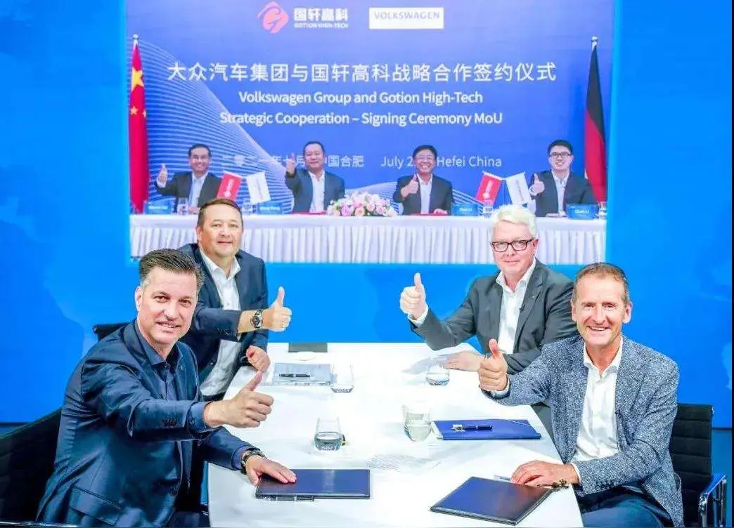 中国企业在欧洲干的事，现在越来越有意思了。以前咱们是把汽车、电池装船运过去卖，现在呢？干脆把生产线搬过去，接工厂、招工人、用当地供应链。这变化可不小。

就拿宁德时代来说，它在匈牙利德布勒森的电芯工厂，2026年9月22号开始试生产了。这个项目最初投了73.4亿欧元，规划产能100GWh，要雇900