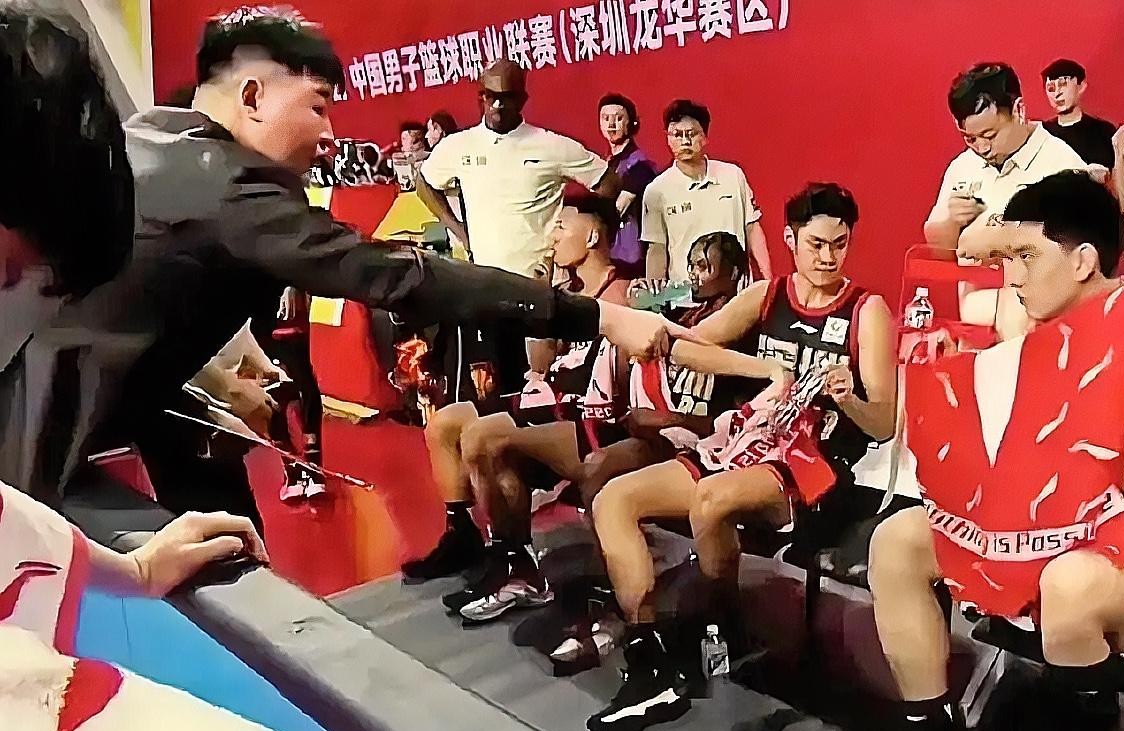 输北京58分，输上海34分，深圳队叫暂停的时候，顾全手里那块战术板快被笔尖划烂了，抬头一瞧，跟前只有冯熙瑞和王浩然在盯着看
 
贺希宁两眼发直瞅着别处，外援约翰逊更是远远晃悠着连身子都没凑过来
 
34岁就坐上CBA帅位，顾全是眼下联赛里最年轻的主教练
 
在深圳队打了十几年，他是正儿八经的队史得分