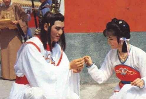 同样是演一代女皇，潘迎紫和刘晓庆放在一块看，差距根本不在长相，而在骨子里那股劲。
当年看潘迎紫，少女时期的武媚娘确实绝了。
粉雕玉琢，娇柔入骨，眉眼一抬一落全是绕指柔。李治当年为什么宁可顶着天下人非议也要把她接回宫？看到潘迎紫那一低头的娇怯，这桩历史公案在视觉上就全说得通了。
但权柄一旦握到手