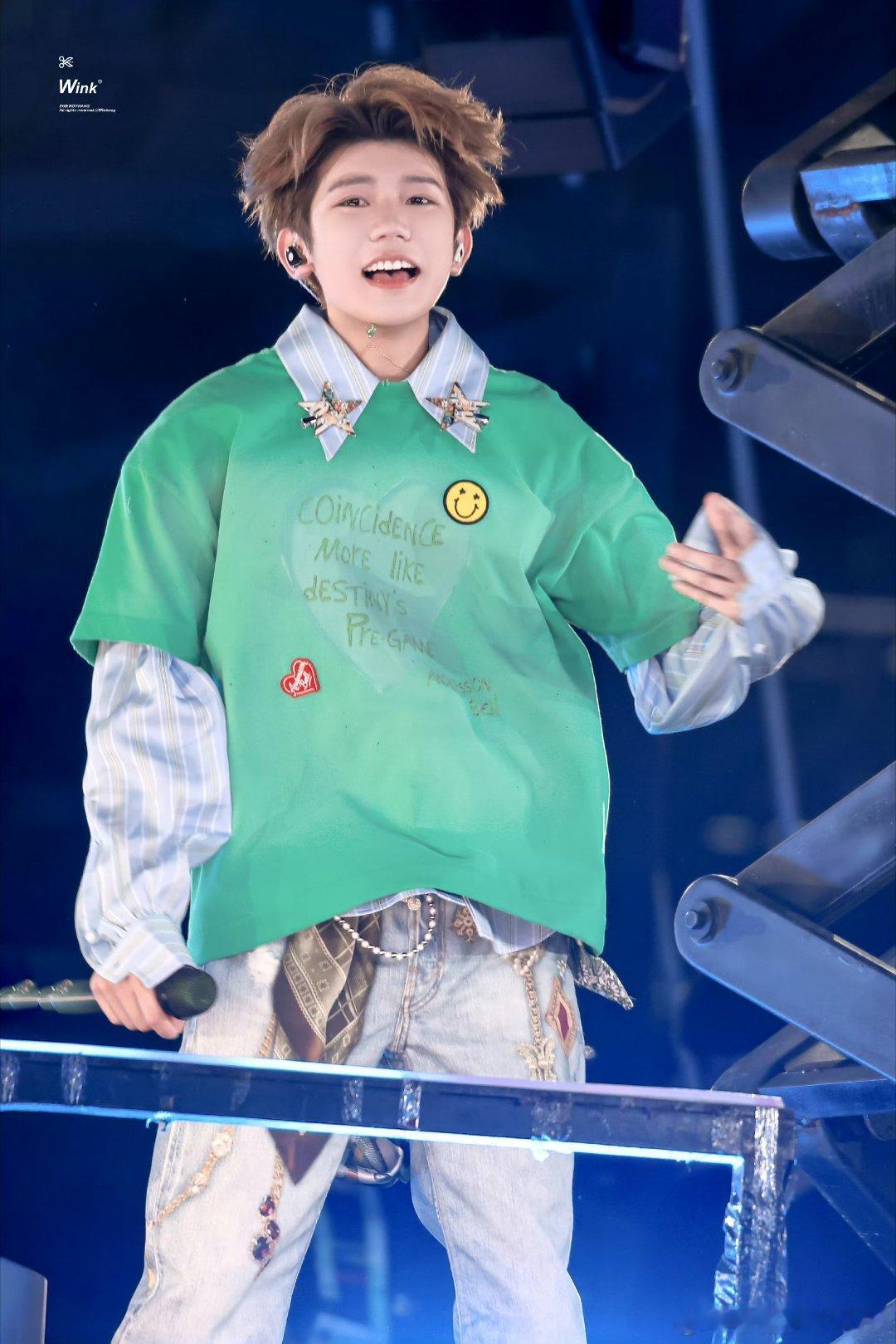#TFBOYS王源[超话]#
小青苹果🍏小宝宝👶来了 青青绿绿的宝宝真的好萌好可爱呀💚💚🍀🍀 
#王源宇宙超级无敌大大狂欢巡演##王源南京上座率夯爆了##王源夏天又回来了# ​
