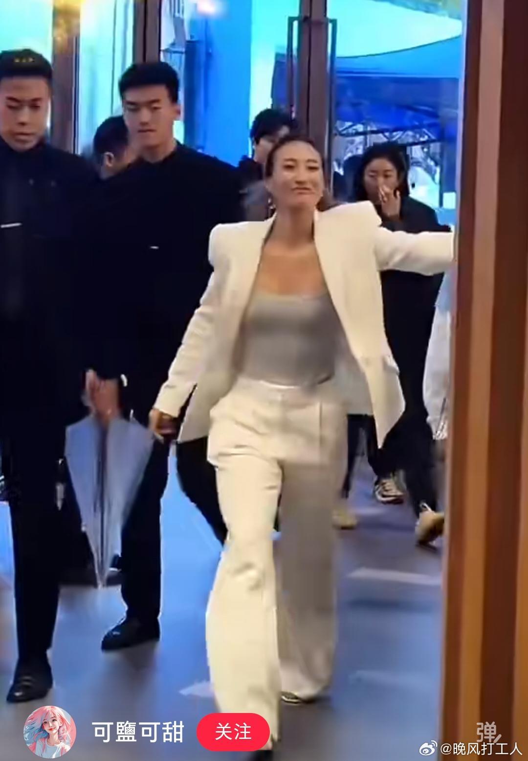 郑钦文气场也太强大了吧！她这个身高和长相完全可以去当模特的看过瞿颖跟她挑边时的照片，两个人竟一样高[赞] ​