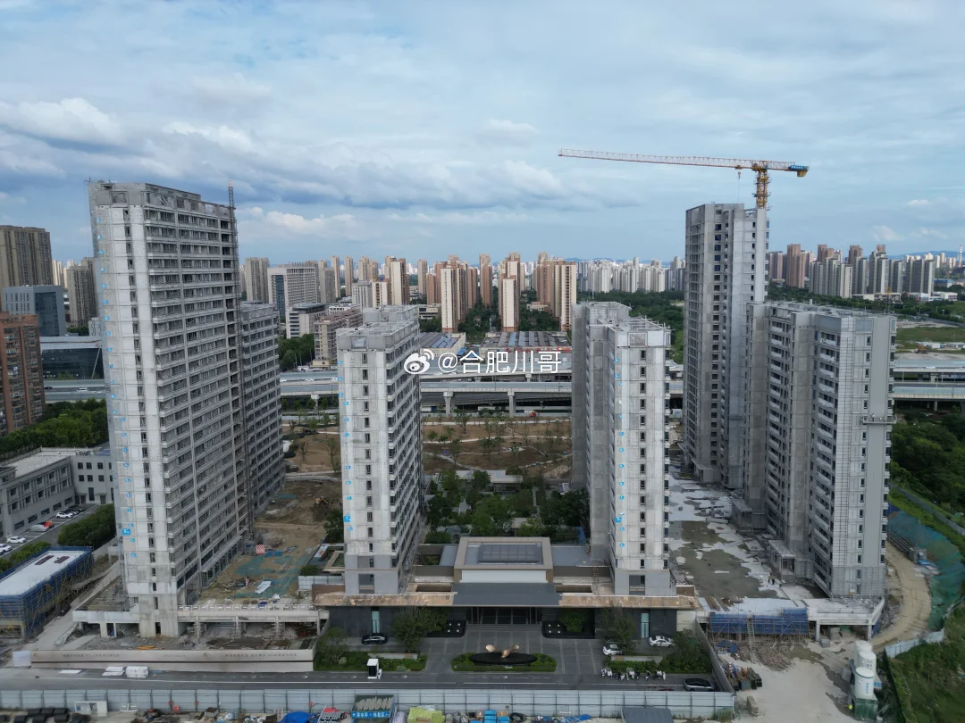 瑶海主城区，绿城燕语春风项目最新进展，目前项目已经全部封顶。东侧建设的高地游园已