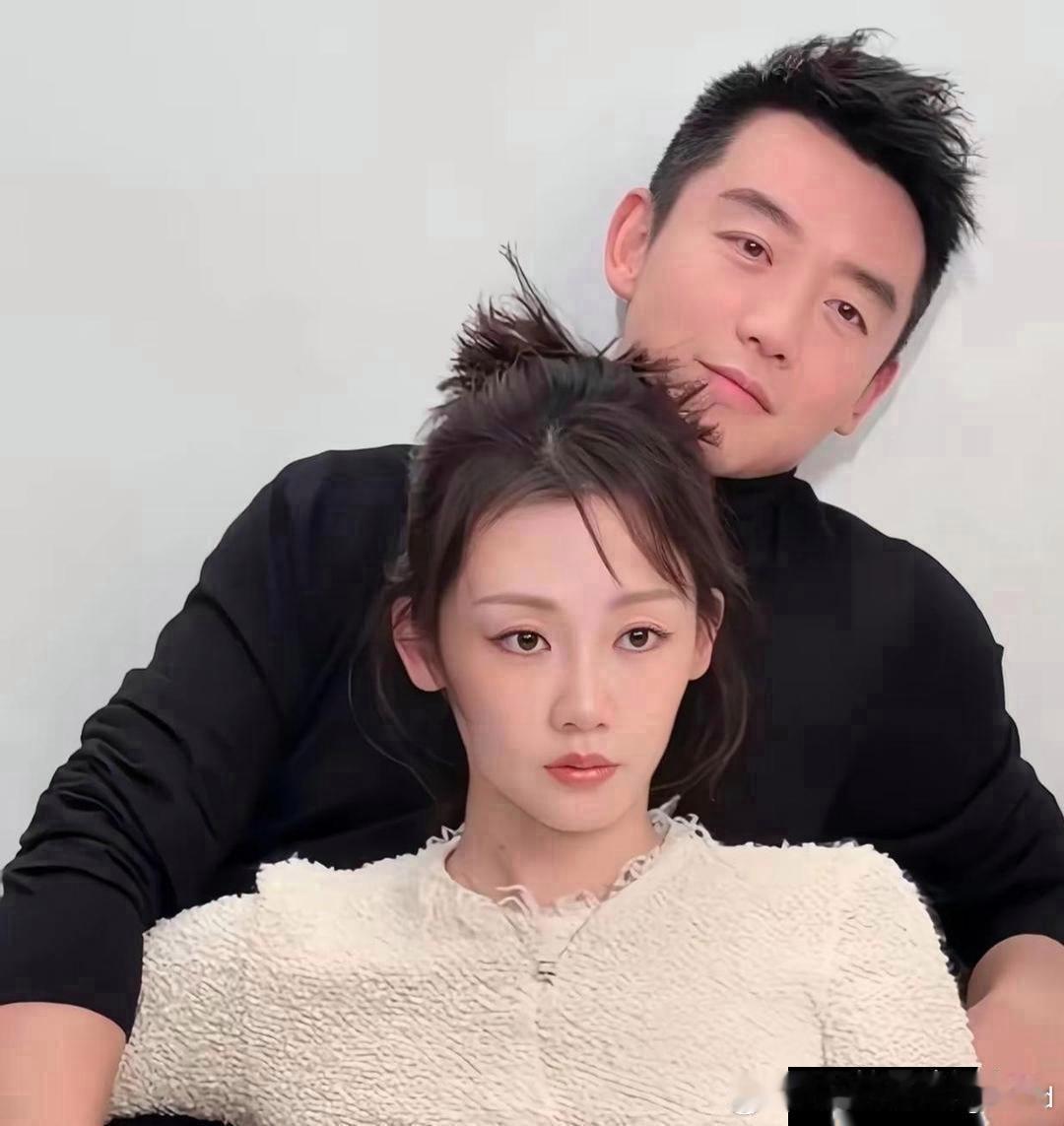 郑恺最近上节目聊到苗苗的易孕体质，表情又好笑又无奈。
他直接说:“基本不做措施就中。"怀老大的时候，两人才在一起一个月就有了。三年生了三个娃，二胎和三胎间隔特别短。这事在网上讨论挺多的，有人担心苗苗身体扛不住，从《芳华》里的女神变成围着三个孩子转的妈妈，怕她太累。但郑恺的做法挺暖心 ​