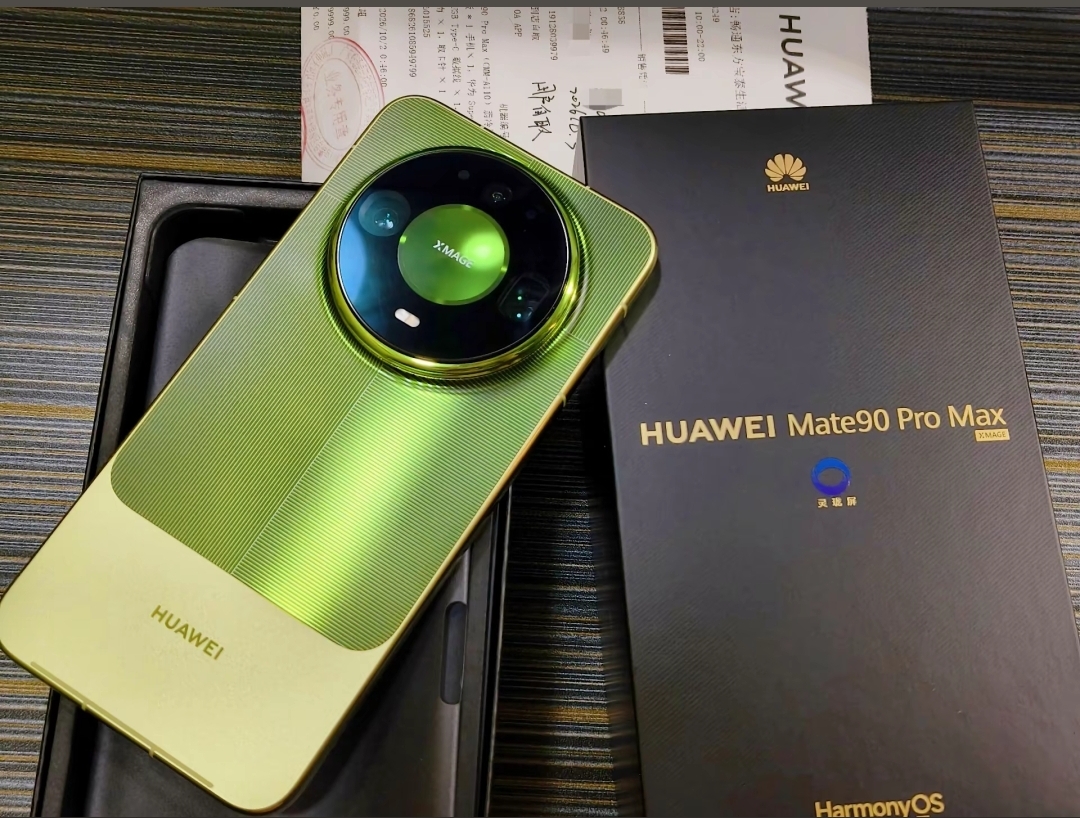 华为Mate90Pro Max没等到破发价格全款拿下了，年纪上来了，居然会为我以前不喜欢的品牌买单。
你慢慢会发现，最令你讨厌的东西可能没有令你那么讨厌了，最令你喜欢的东西可能没有那么令你喜欢了。
进到店里随口问了下有没有现货，有就拿一台，（按照以往的经验应该是要排队的，结果不讲武德，不按常理出牌啊