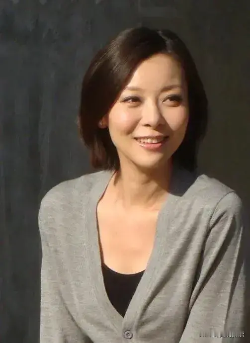在一次杨澜主持的访谈节目现场，杨澜问柯蓝，你有没有遇到过潜规则啊？柯蓝略带惊讶和不满地说，谁瞎了眼要潜我呀！柯蓝霸气地回应，赢得了台下观众的笑声和掌声。柯蓝接着说，他们（想搞潜规则的人）觉得这个女的太厉害了，想潜她是招了马蜂窝了！我身边的女性朋友没有遇到过潜规则这事。杨澜又问，你这种个性虽然能避免许